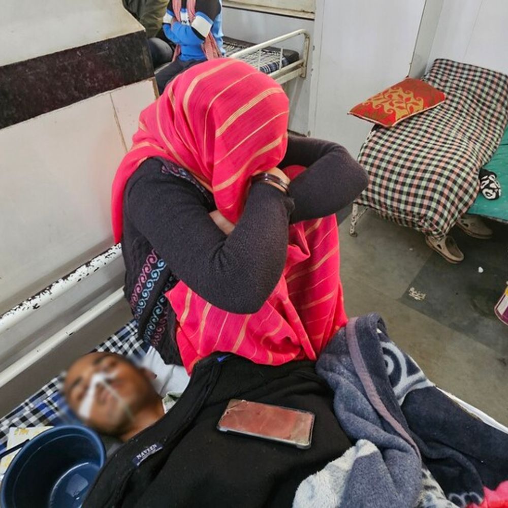 मोबाइल स्क्रीन टूटने पर 10वीं के छात्र ने खाया जहर:छतरपुर अस्पताल में भर्ती, बोला- फोन टूटने से मेरा दिल टूट गया था