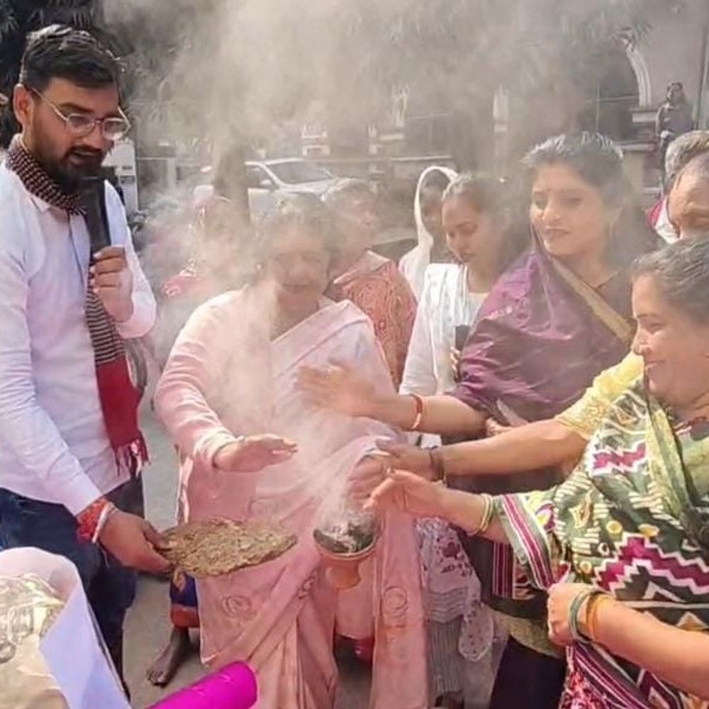 धमतरी में कांग्रेस का अनोखा प्रदर्शन:नीला ड्रम और पुतले को धूप दिखाकर गाने गाए, चुनावी वादों की याद दिलाई