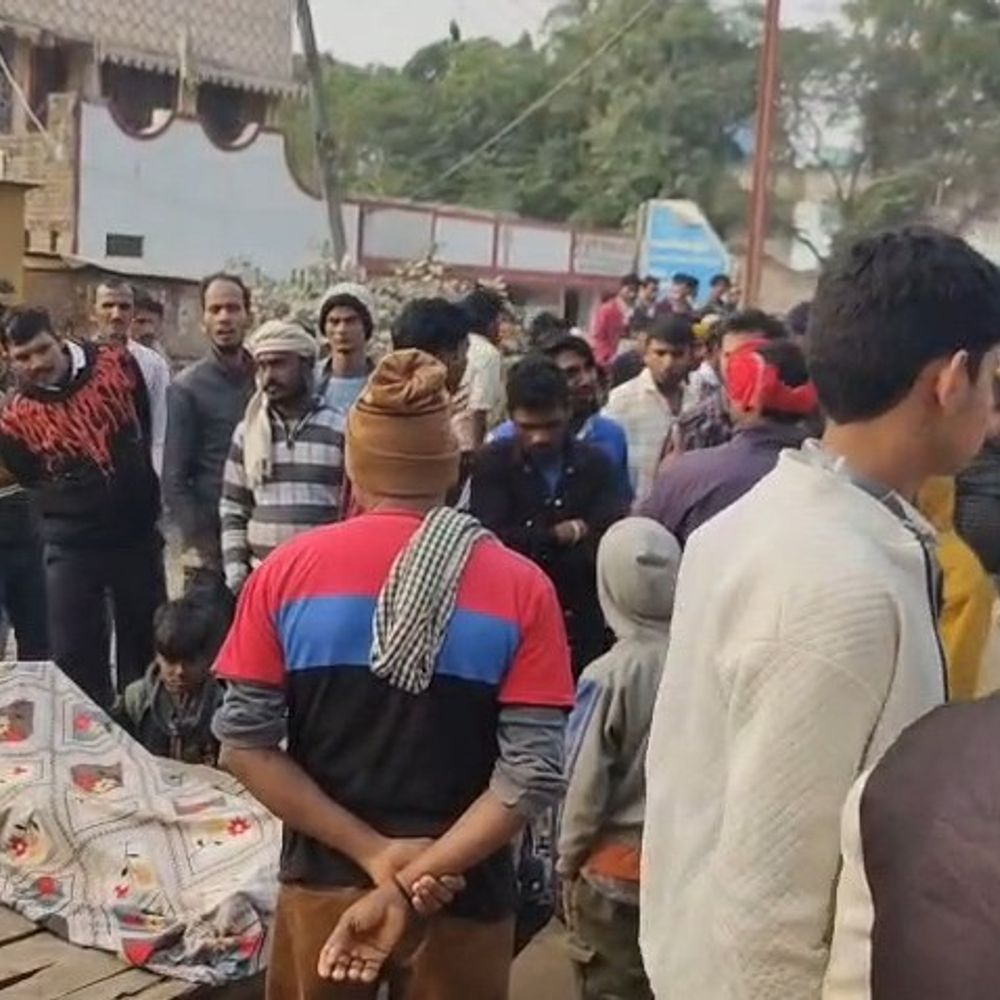 मुंगेर में खेत से मिला मजदूर का शव:परिजनों ने हत्या का आरोप लगा सड़क जाम किया