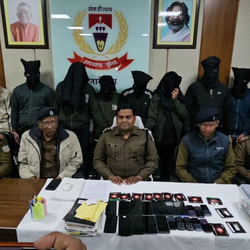 हजारीबाग पुलिस ने 9 साइबर ठगों को पकड़ा:फर्जी संस्था बनाकर मुद्रा लोन के नाम पर करते थे ठगी, 27 मोबाइल फोन बरामद