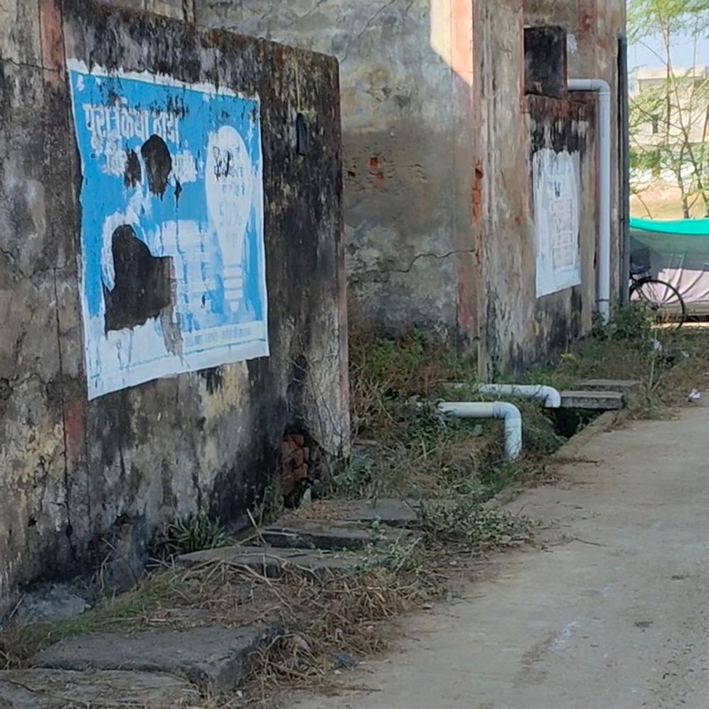 मनेंद्रगढ़ में अटल आवास जर्जर, रहवासी मजबूर:अटल परिसर लोकार्पण पर उठे सवाल; योजना के क्रियान्वयन की मांग