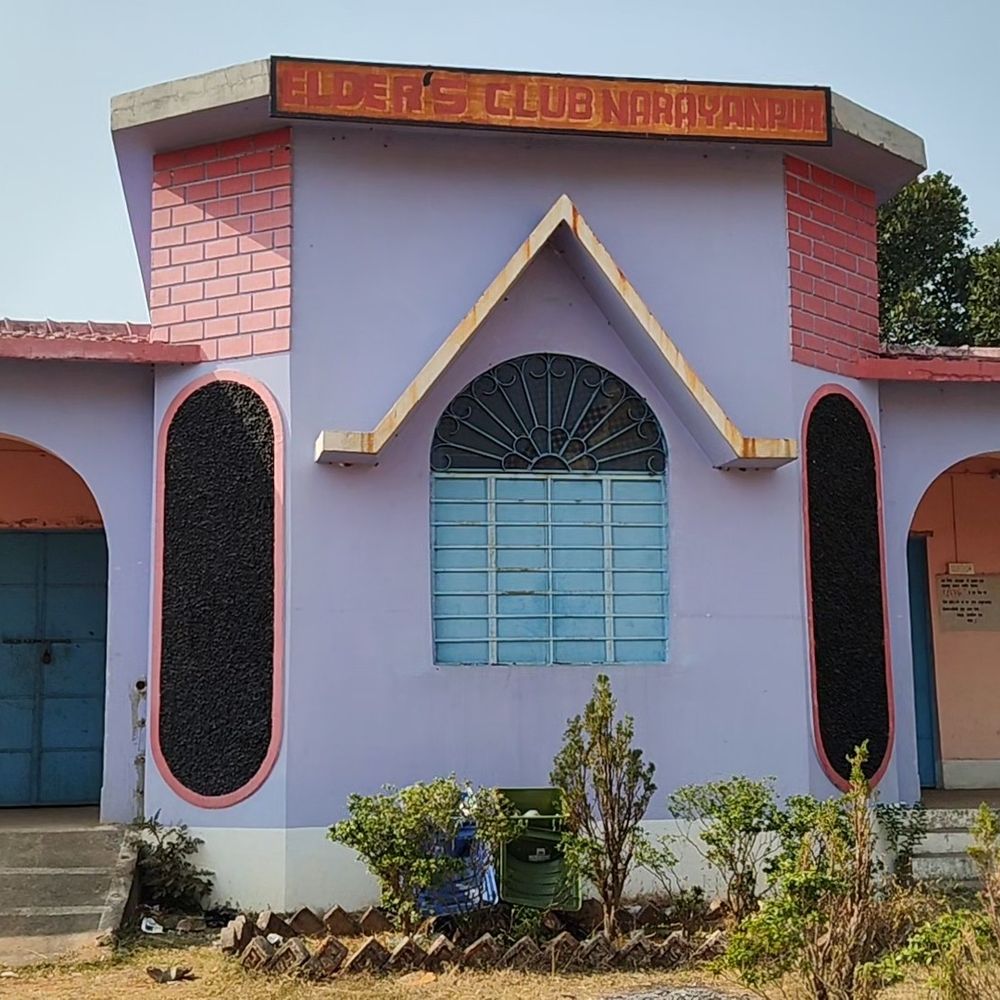नारायणपुर एल्डर क्लब बना शराबियों का अड्डा:देखरेख के अभाव में परिसर में फैला कचरा और गंदगी, 2021 में हुआ था उद्घाटन