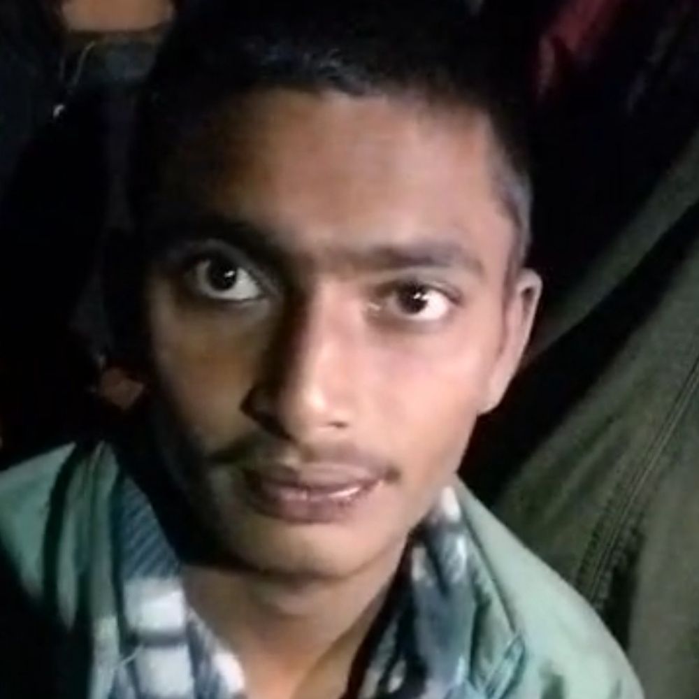 कटिहार में फर्जी पुलिस टीम ने की छापेमारी:दुकानदार को पकड़ने आए, ग्रामीणों ने पुलिस चालक समेत तीन को दबोचा, एक फरार