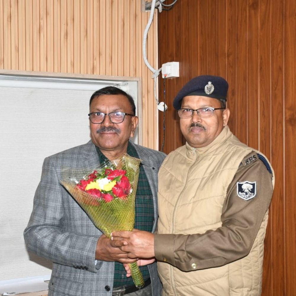डीएसपी गोरख बैठा रिटायर्ड, एसपी ने दी शुभकामनाएं:बेतिया पुलिस केंद्र में विदाई सह सम्मान समारोह आयोजित