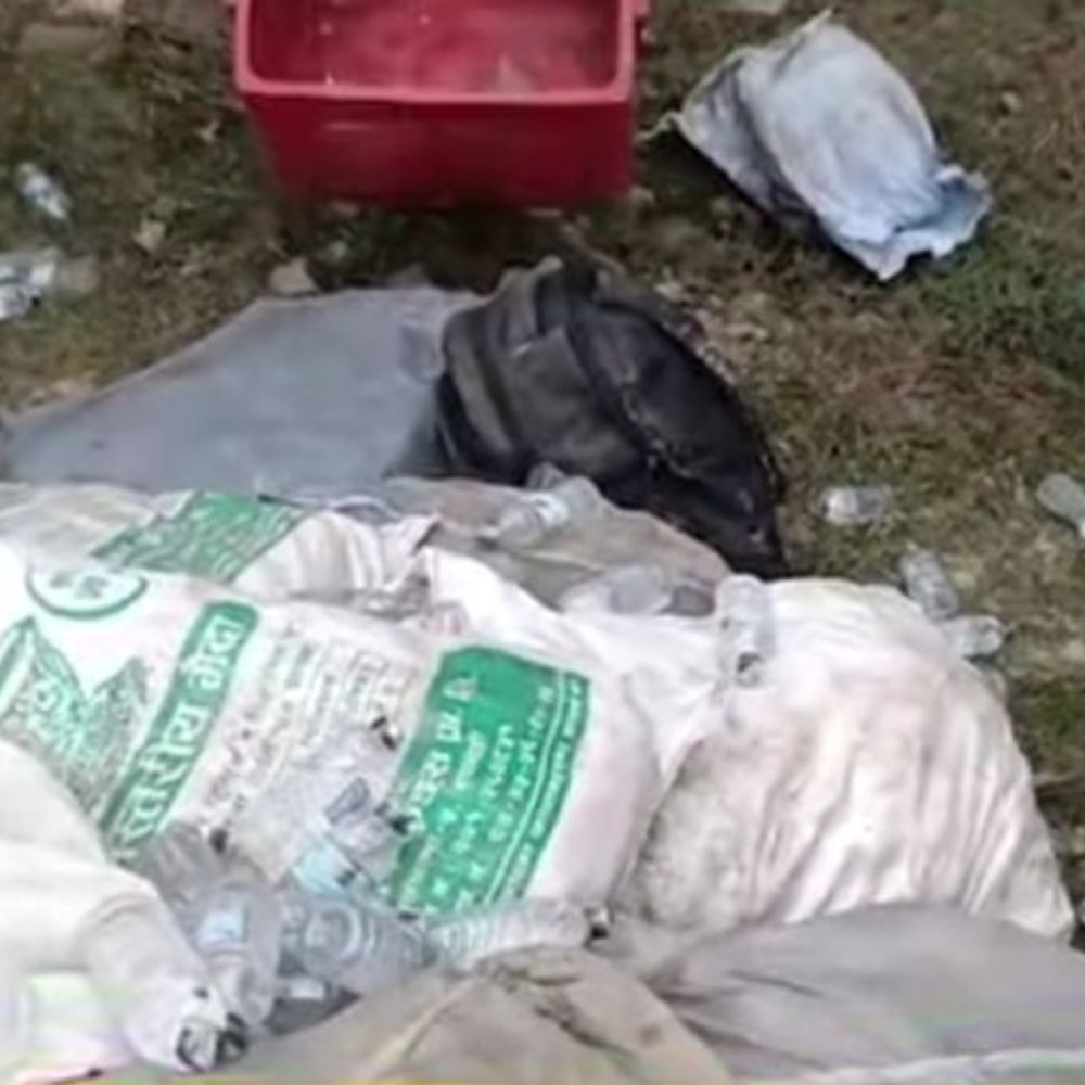 रहिका थाना में 1000 लीटर नेपाली शराब नष्ट:अधिकारियों के निर्देश पर कार्रवाई, 18 मामलों से जब्त हुए थे