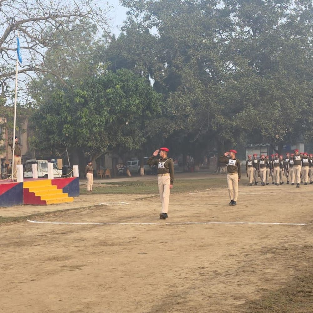 कटिहार पुलिस केंद्र में रैतिक परेड:प्रभारी एसपी गौरव मंगला ने ग्राउंड का किया इंस्पेक्शन