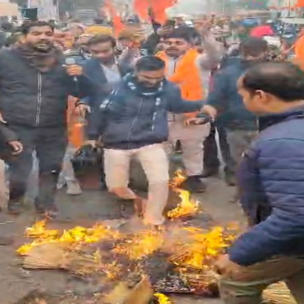 विहिप ने बांग्लादेश का पुतला फूंका:हिंदू युवक की हत्या और शव के अपमान पर विरोध प्रदर्शन, बोले-बांग्लादेश पर दबाव बनाया जाए