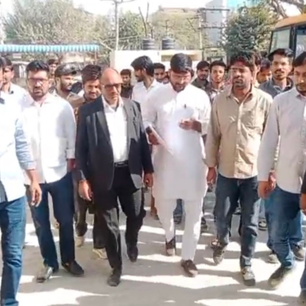 यूथ कांग्रेस ने नगर परिषद का घेराव किया:शहर की समस्याओं पर 10 दिन में कार्रवाई न होने पर बेमियादी धरने की चेतावनी