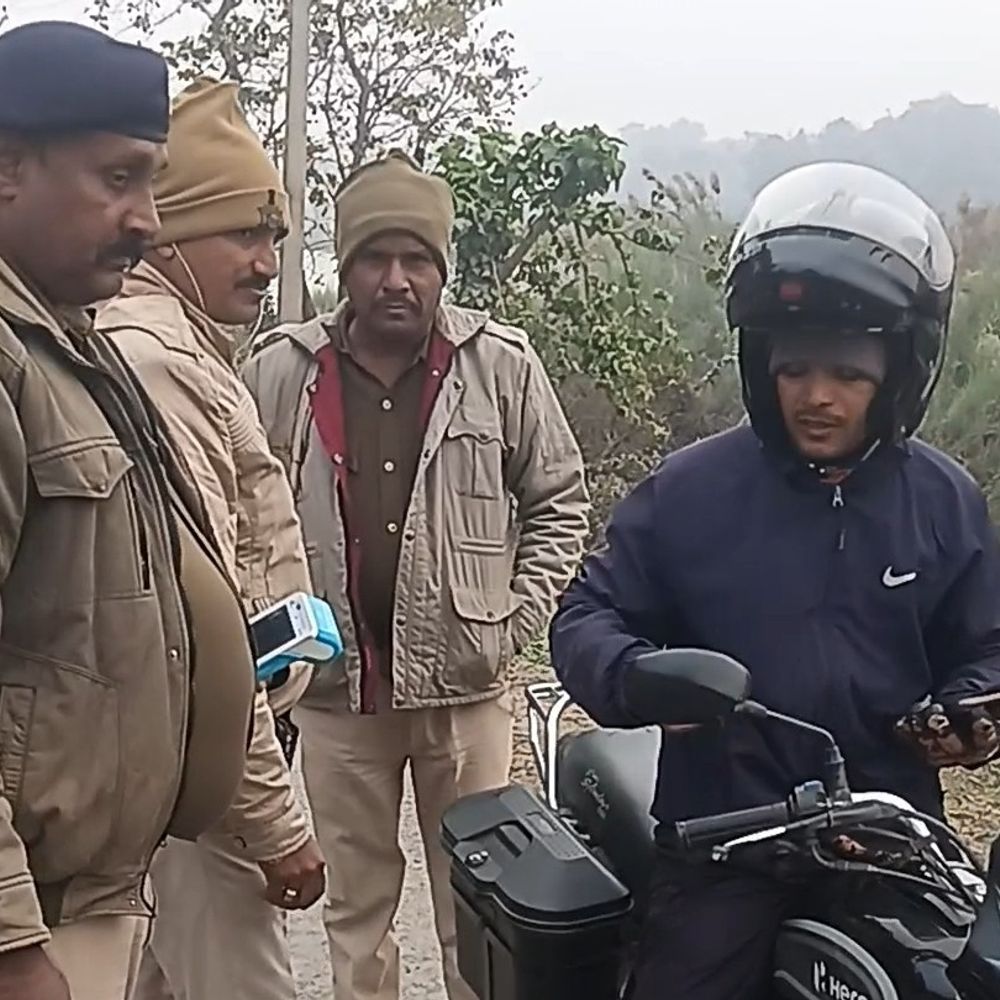 झंडापुर में अपराध नियंत्रण को लेकर वाहन चेकिंग:पुलिस ने सघन अभियान चलाकर गाड़ियों की जांच की
