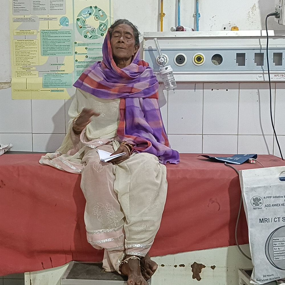 वृद्ध महिला ने मारपीट कर गहने छीनने का लगाया आरोप:जमुई में घायल महिला सदर अस्पताल में भर्ती, लक्ष्मीपुर थाने में शिकायत दर्ज कराई