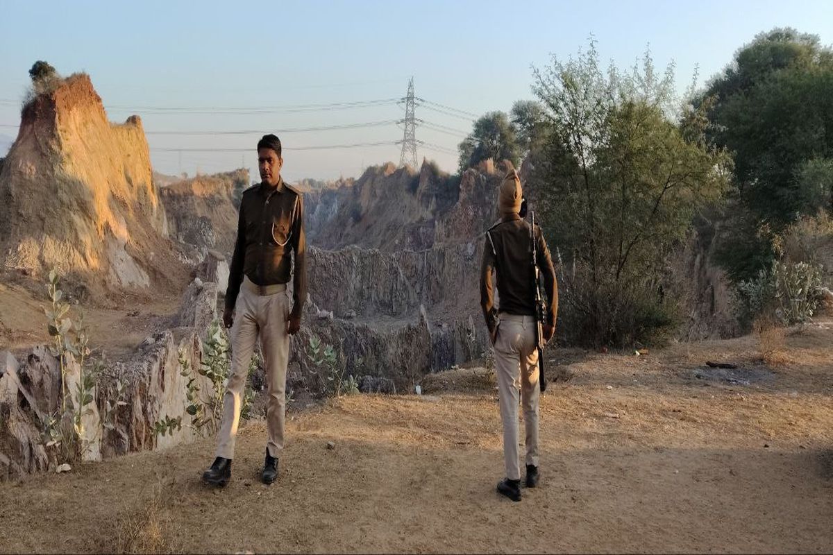 अखैपुरा-नयागांव की पहाड़ी पर रुका अवैध खनन, पुलिस तैनात