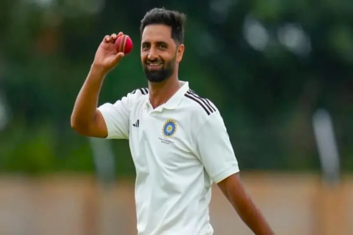 IPL Auction 2026: अपने बेस प्राइज़ से 28 गुना ज्यादा प्राइज़ पर बिका जम्मू कश्मीर का यह तूफानी गेंदबाज, DC ने खरीदा