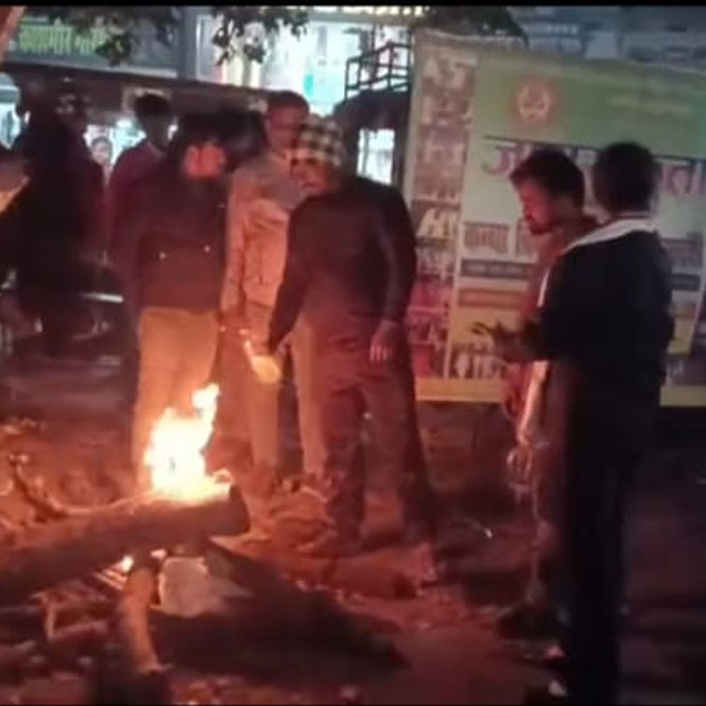 पारा गिरने से ठंड बढ़ी, चौक-चौराहों पर आग ताप रहे लोग