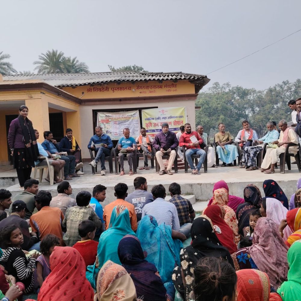 नई तकनीक से खेती के लिए चौपाल लगाकर दी जा रही जानकारी