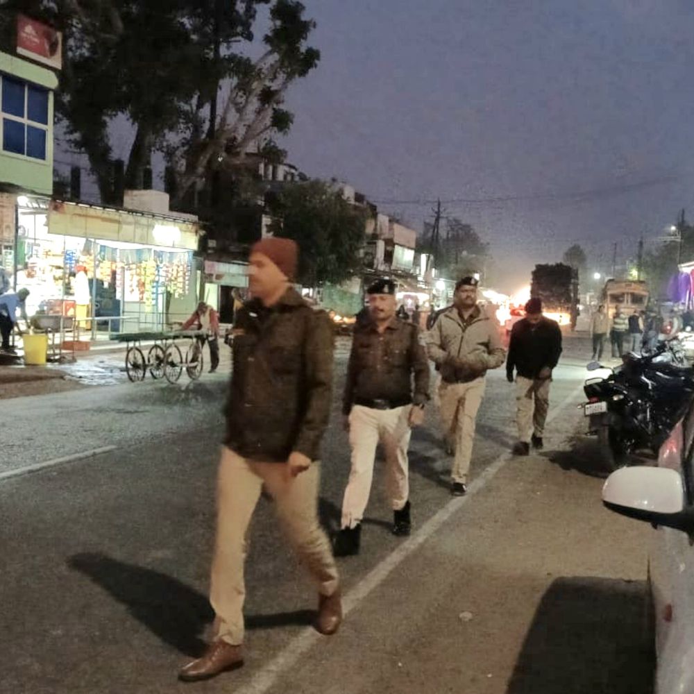 पुलिस का पैदल मार्च शांति व्यवस्था की अपील