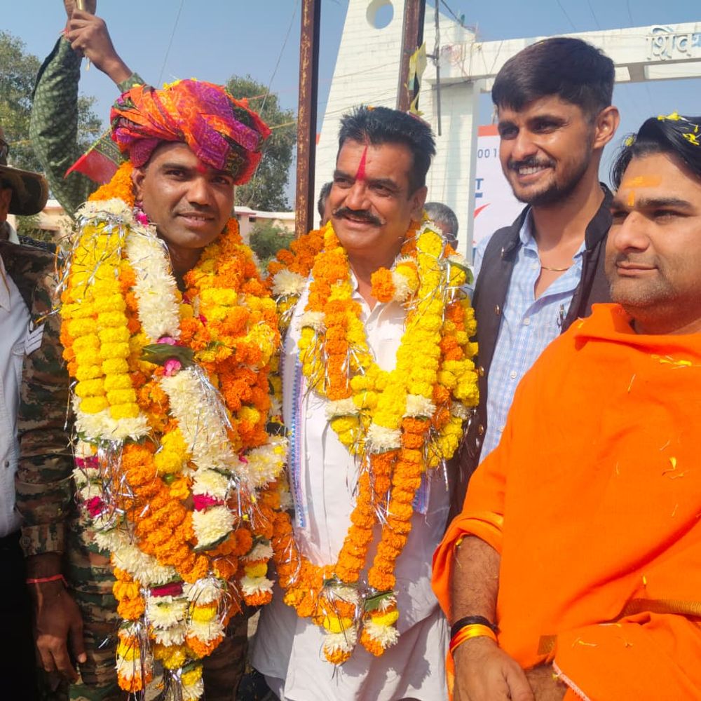 22 साल सेना में सेवा देकर लौटे सैनिक का ग्रामीणों ने किया भव्य स्वागत