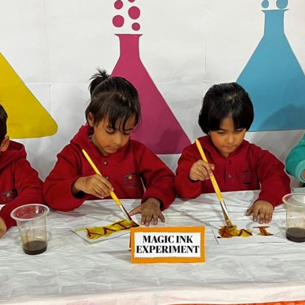 नन्हे वैज्ञानिकों की खोज यात्रा:आईवी वर्ल्ड में “क्यूरियोसिटी एक्सपेरिमेंट’ का आयोजन