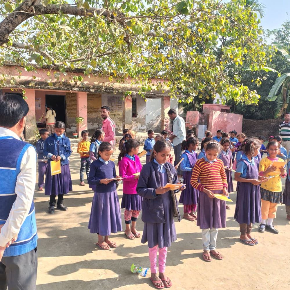 बाबा साहेब के महापरिनिर्वाण दिवस पर बच्चों के बीच बांटी गई पाठ्य-सामग्री