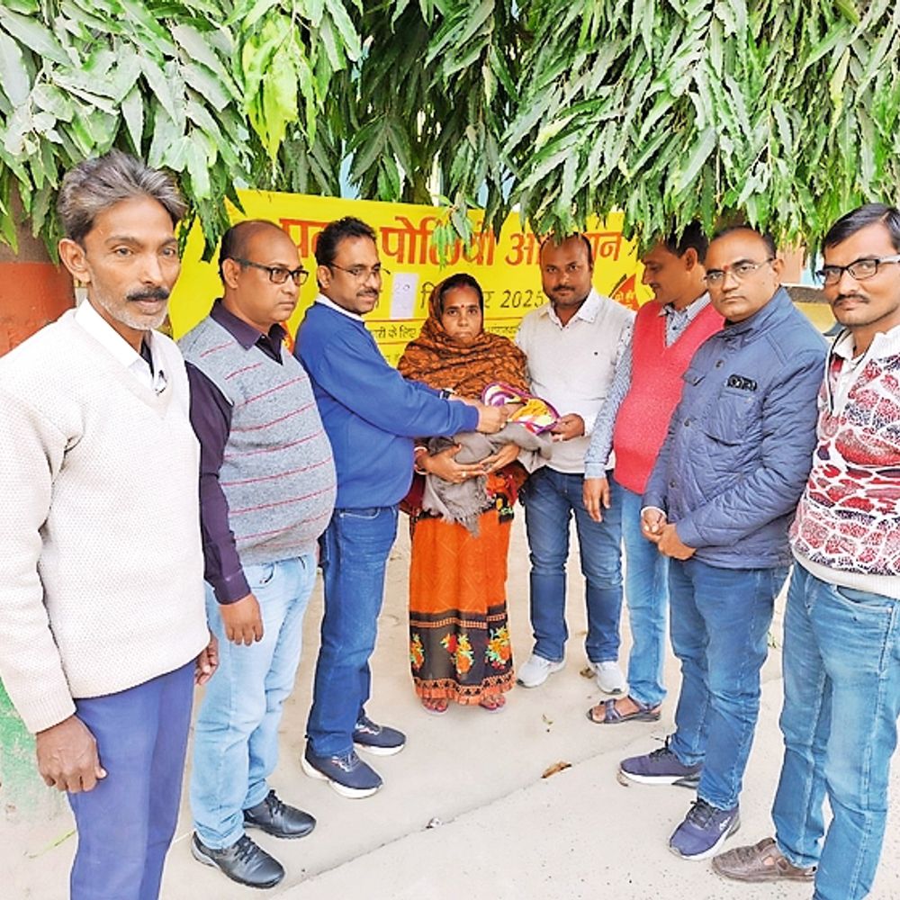 चिकित्सा पदाधिकारी ने बच्चे को पल्स पोलियो की दवा पिला अभियान चलाया