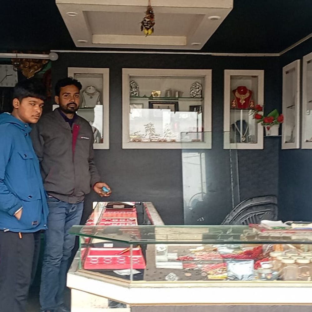 ज्वेलरी दुकान से साढ़े चार लाख के आभूषण की चोरी