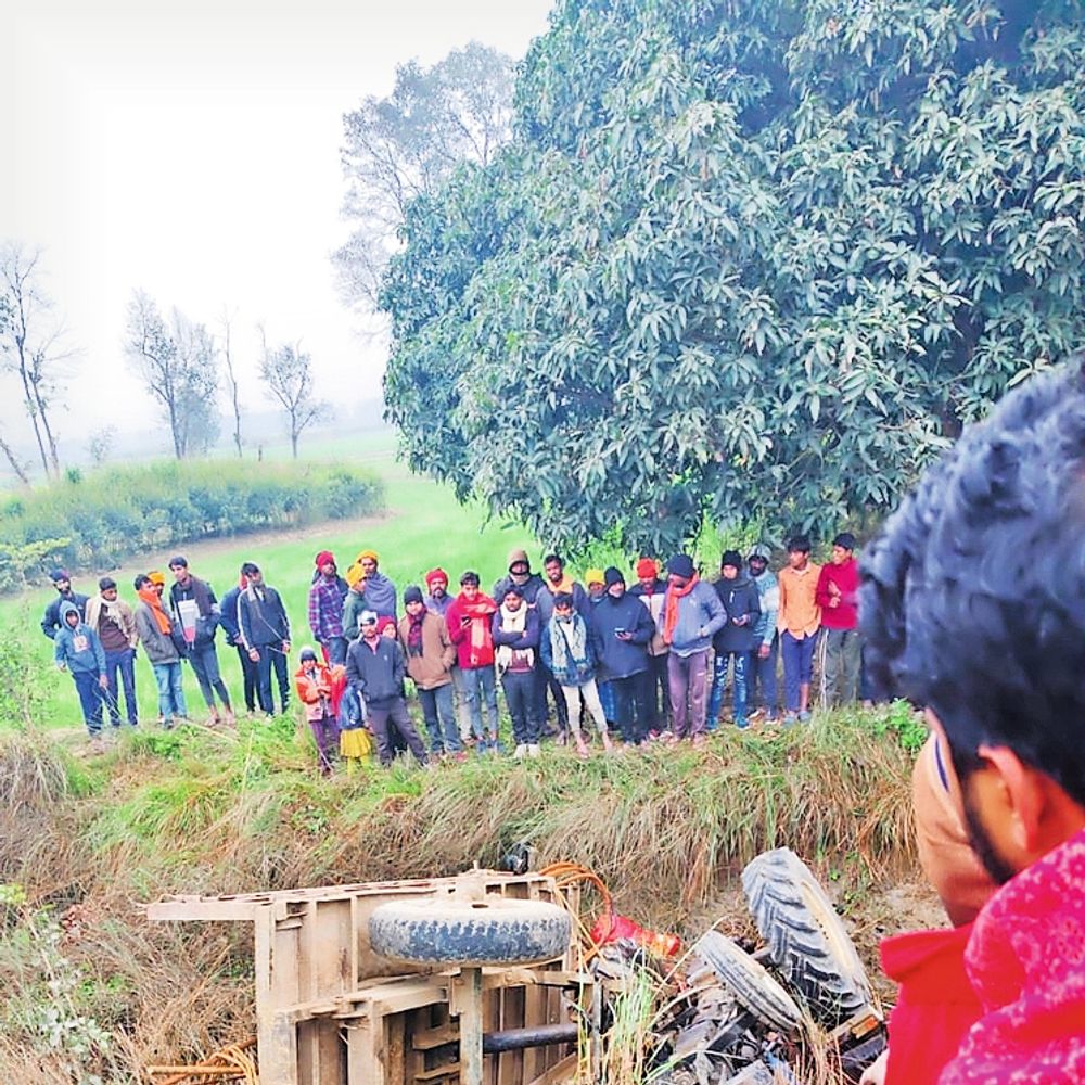 शेरवा जंगल में ट्रैक्टर पलटा एक मजदूर की मौत, 2 गंभीर