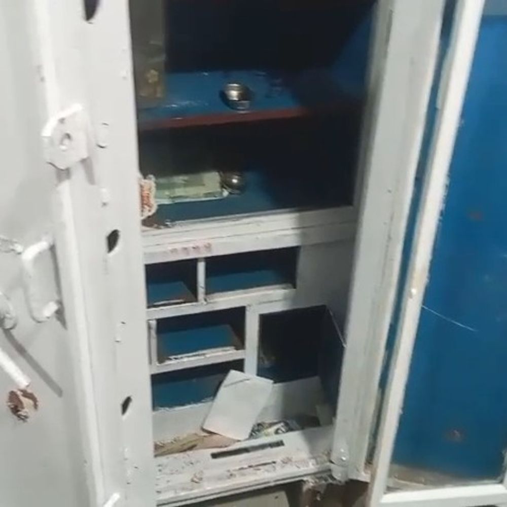 सरिया में ज्वेलरी दुकान से 5 लाख की चोरी:दुकान का शटर और ग्रिल गेट काटकर अंदर घुसे चोर, CCTV डीवीआर भी साथ ले गए