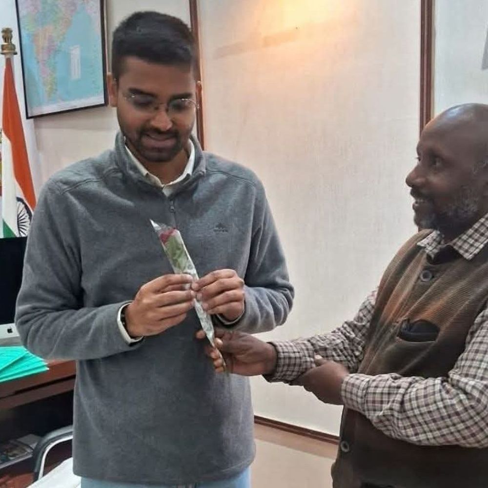 शिक्षक प्रद्युम्न कुमार ने पंचायती राज मंत्री से मुलाकात की:मुख्यमंत्री और गृह मंत्री से बाल मंच उद्घाटन कराने की रखी मांग