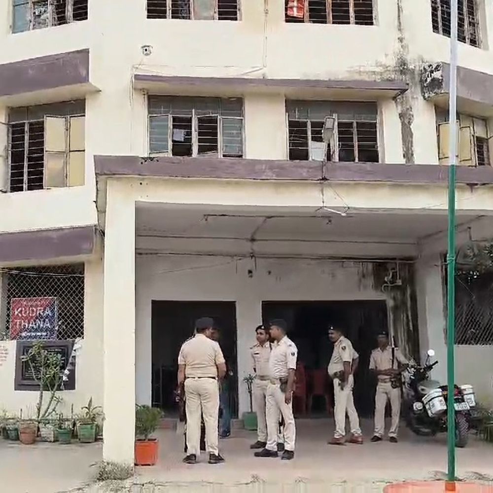 कैमूर में अवैध खनन पर पुलिस की बड़ी कार्रवाई:वैना नदी किनारे छापेमारी, ड्राइवर भागा; खनन विभाग को सूचना