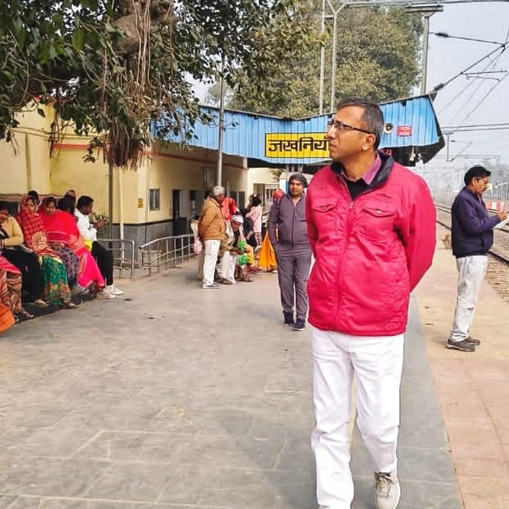 डीआरएम ने गाजीपुर के सादात-जखनियां स्टेशनों का निरीक्षण किया:कोहरे में रेल संरक्षा सुनिश्चित करने के लिए दिए सख्त निर्देश