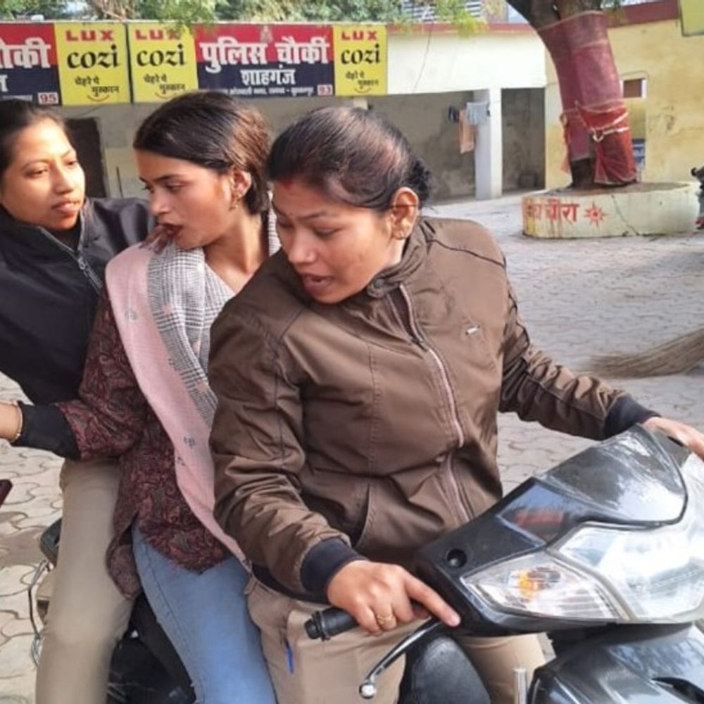 सुल्तानपुर में चेन स्नेचिंग करते महिला आरोपी गिरफ्तार:साथी फरार, ई-रिक्शा में बैठी महिला की चेन काटते रंगे हाथ पकड़ा