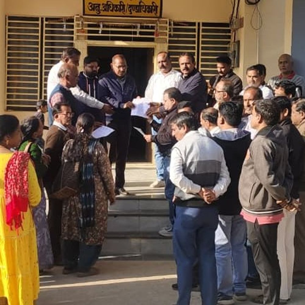 हरदा में टीचर्स बोले- ई-अटेंडेंस लगाने में इंटरनेट नहीं रहता:लेट होने पर हाफ-डे लगता, कहा- इस व्यवस्था को बंद किया जाए; ज्ञापन सौंपा