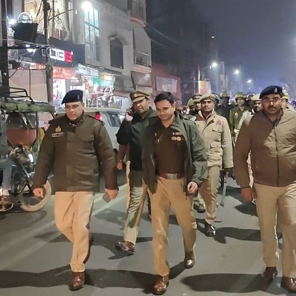 हरदोई पुलिस नववर्ष पर अलर्ट, एएसपी ने संभाली कमान:शांति व्यवस्था बनाए रखने मुख्य मार्गों पर पैदल गश्त