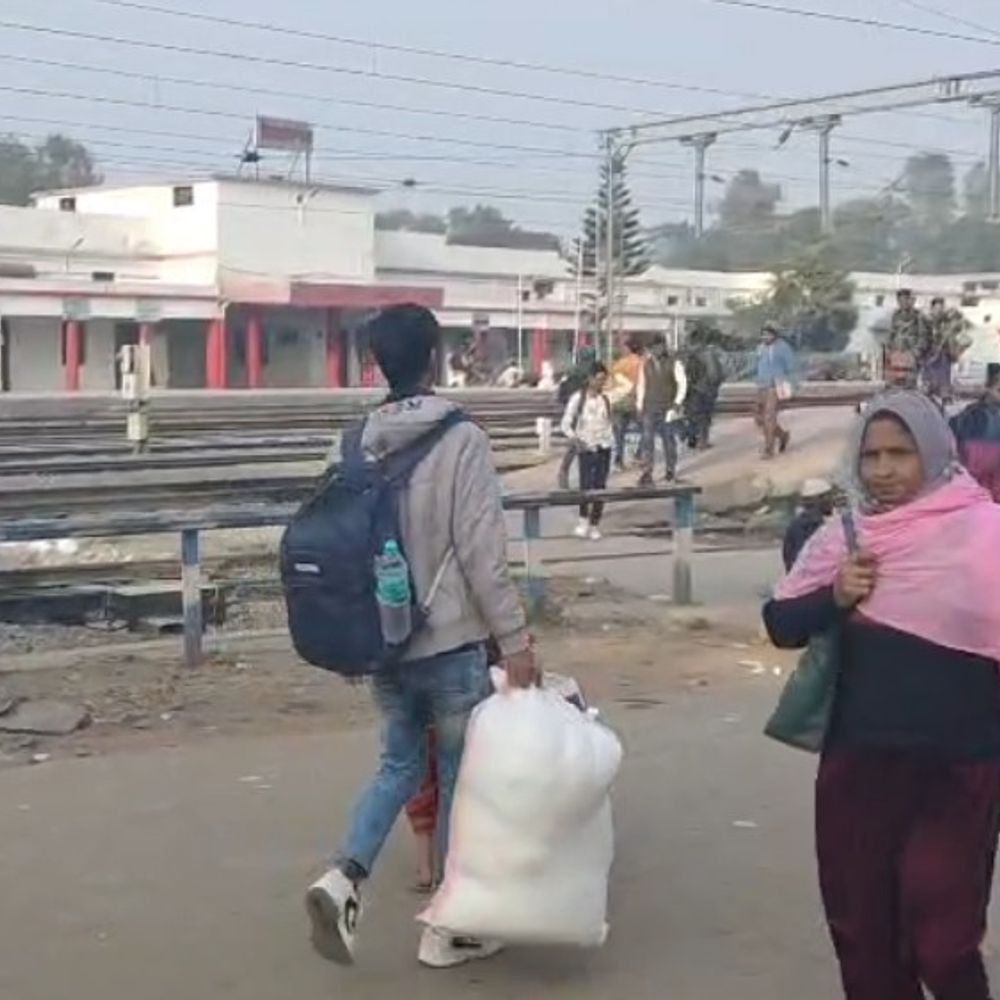 असम में हाथियों से टकराई राजधानी एक्सप्रेस पटरी से उतरी:8 की मौत, कई ट्रेनें घंटों लेट; यात्री ठंड में परेशान