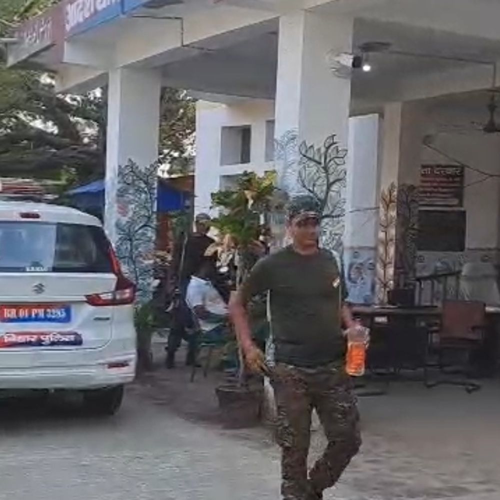 जमुई में फायरिंग कर महिला से 20 हजार-जेवरात लूटे:तीन राउंड फायरिंग कर फैलाई दहशत, नर्वदा गांव में भी गोली चलने की सूचना