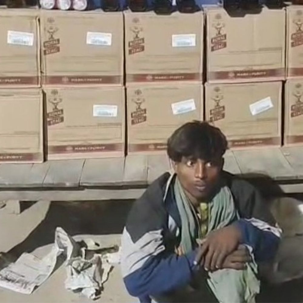 पटना में झोपड़ी से एक लाख की शराब जब्त:रामकृष्ण नगर में छापेमारी, पुलिस ने एक तस्कर को खदेड़कर किया गिरफ्तार