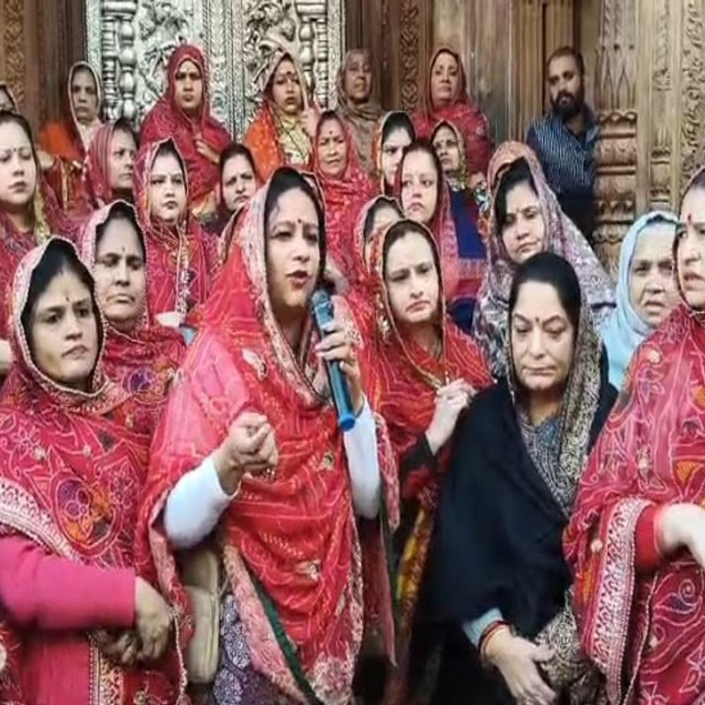 बांके बिहारी मंदिर पर गोस्वामी समाज की महिलाओं का प्रदर्शन:कमेटी पर लगाया परम्पराओं को खत्म करने का आरोप,कहा मनमानी कर रही कमेटी