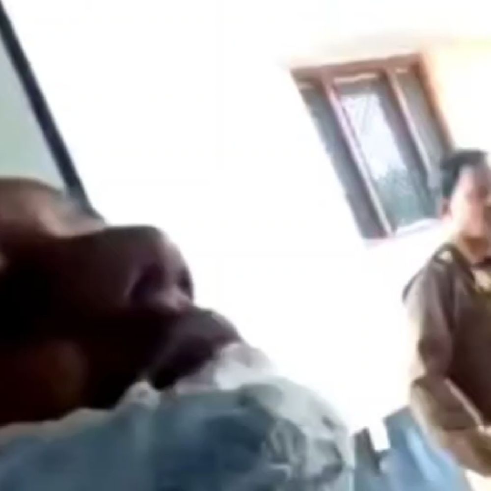 देवरिया में दरोगा ने युवक को मारा थप्पड़, VIDEO:गाली देते हुए अभद्रता करने का आरोप, वारंटी को गिरफ्तार करने गई थी पुलिस