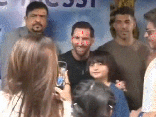 इंडिया टूर के पहले दिन मेसी ने क्या-क्या किया:शाहरुख से मिले, कोलकाता से जल्दी निकले तो भगदड़ मची, बच्चों संग फुटबॉल खेला; 25 PHOTOS
