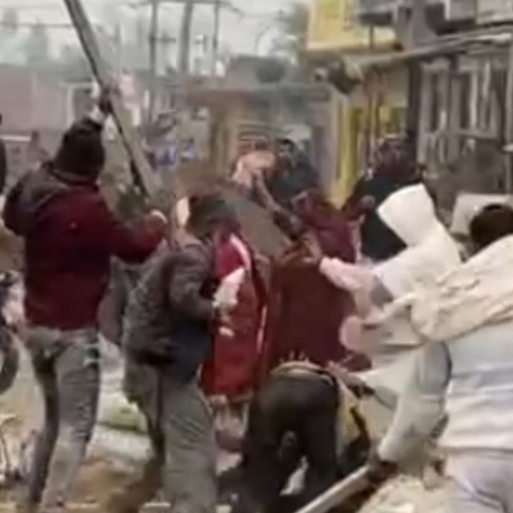 रामपुर में सड़क निर्माण को लेकर दो पक्षों में मारपीट:लाठी-डंडों से किया हमला, देवर-भाभी घायल