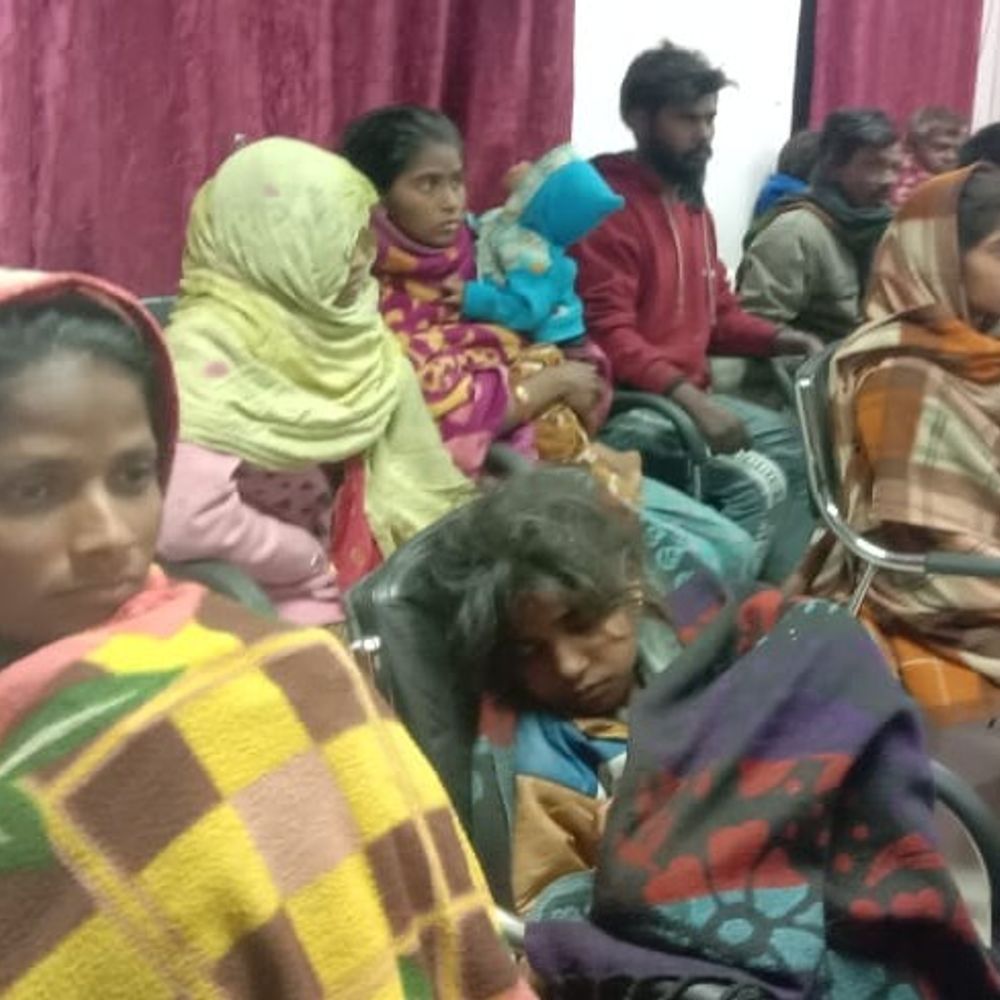 प्रतापगढ़ पुलिस ने महाराष्ट्र से 53 लोगों को किया रेस्क्यू:दलालों ने पैसे लेकर जमींदारों के हवाले छोड़ा, 2 महीने से बंधक बनाकर खेतों में काम करवा रहे थे