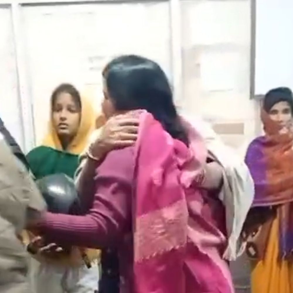 देवरिया में सड़क हादसे में दो दोस्तों की मौत:तेज रफ्तार बस की टक्कर से बुलेट अनियंत्रित होकर गड्ढे में गिरी