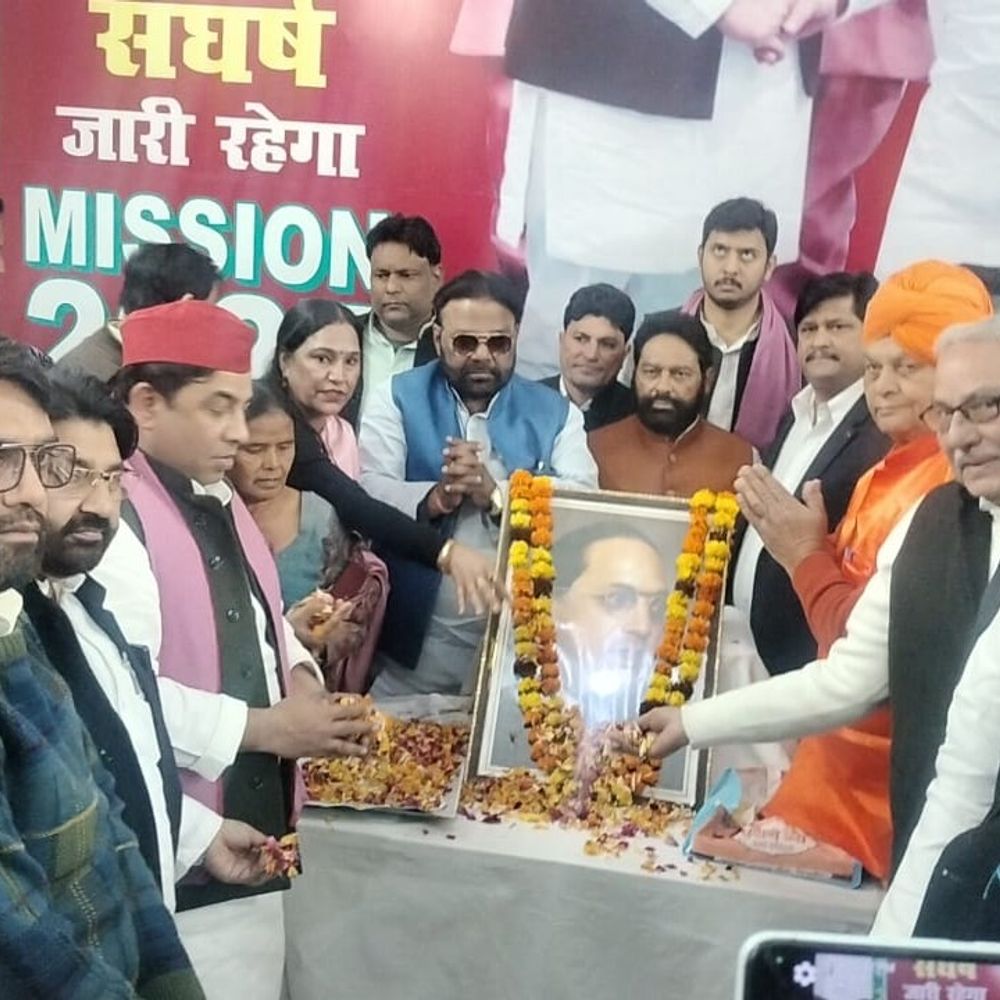 सपा कार्यकर्ताओं ने मनाया डॉ. अंबेडकर के परिनिर्वाण दिवस:बिजनौर सपा कार्यालय में श्रद्धांजलि सभा आयोजित कर पुष्प अर्पित किए