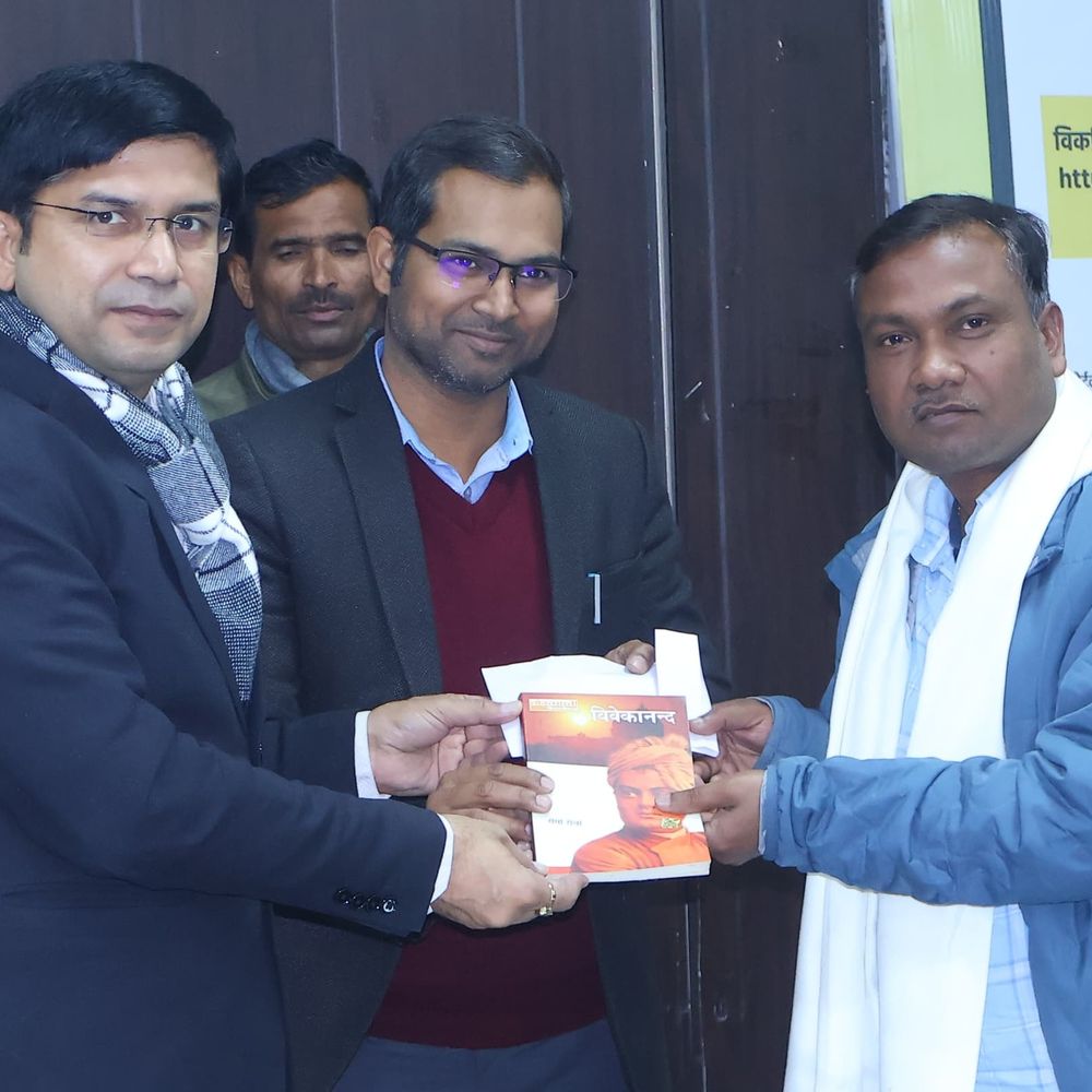 संभल डीएम ने की एसआईआर की समीक्षा बैठक:अपात्रों को हटाने, पात्रों को जोड़ने के निर्देश; बीईओ 11 हजार से सम्मानित