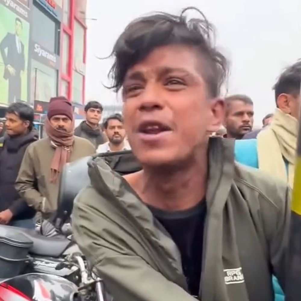 बेतिया में हेलमेट चोरी करते युवक पकड़ाया:लोगों ने खंभे से बांधकर पीटा, पुलिस ने छुड़ाया