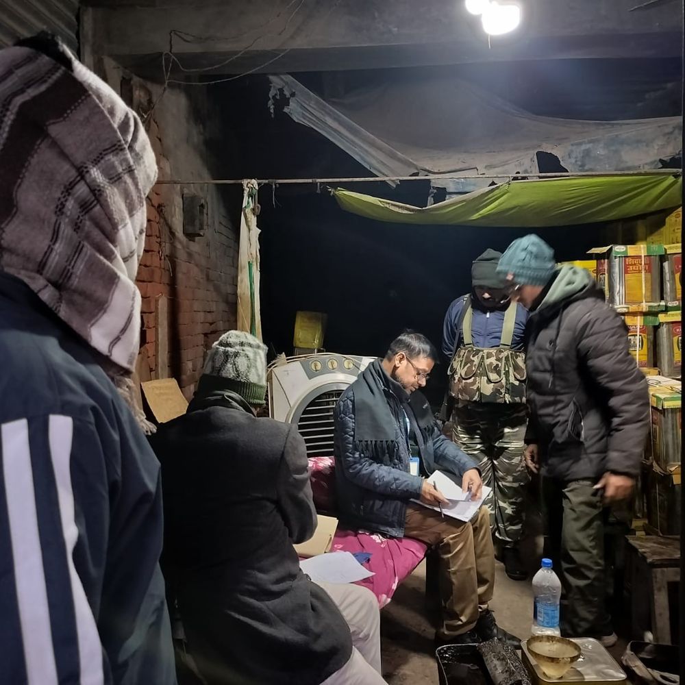 मिलावटी सरसों तेल मामले में फिर कार्रवाई:बेतिया में दोबारा सैंपल लेने पर विरोध, प्रशासन ने दुकान फिर से सील की