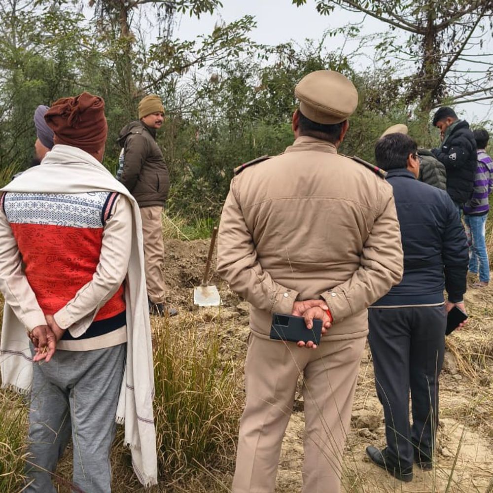 लखीमपुर-खीरी में कब्र से निकाला गया किशोरी का शव:मौत का कारण स्पष्ट नहीं, गैंगरेप के बाद हत्या का है आरोप