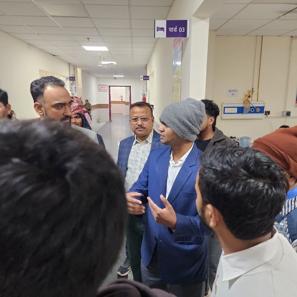 DM ने सीवान में बांटे कंबल:बढ़ती ठंड के बीच जिला पदाधिकारी विवेक रंजन मैत्रये ने जरूरतमंदों की मदद की