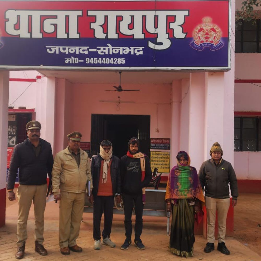 सोनभद्र में महिला समेत 3 शराब तस्कर गिरफ्तार:दो बाइक और 16.515 लीटर अवैध शराब बरामद