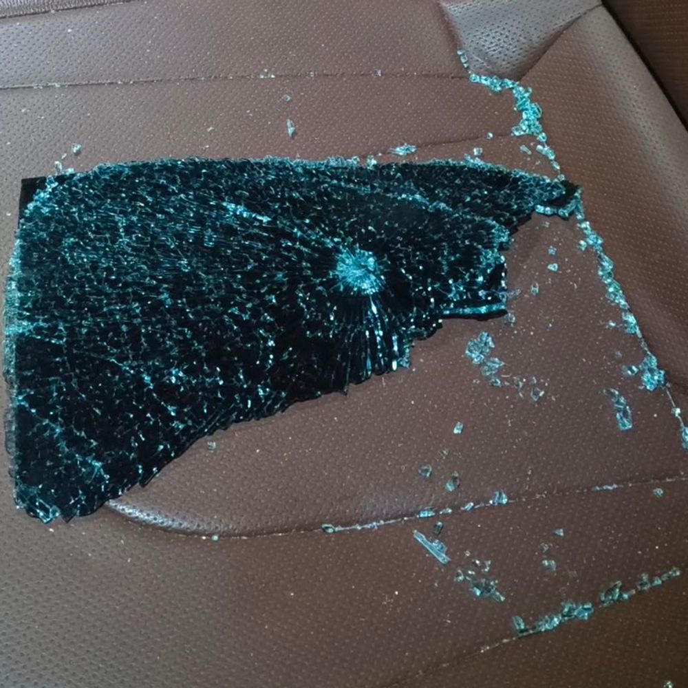 महाकाल मंदिर में भक्तों की कार से चोरी:स्मार्ट पार्किंग में खड़ी गाड़ी का शीशा तोड़कर बैग और मोबाइल ले गए बदमाश