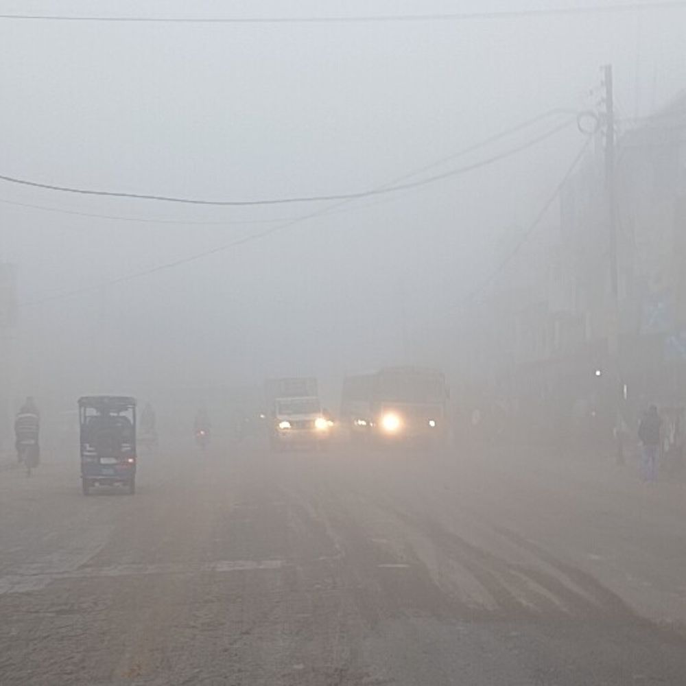 शामली में 8 डिग्री पहुंचा तापमान, घना कोहरा:बढ़ती सर्दी से जनजीवन अस्त-व्यस्त, अलाव के सहारे लोग